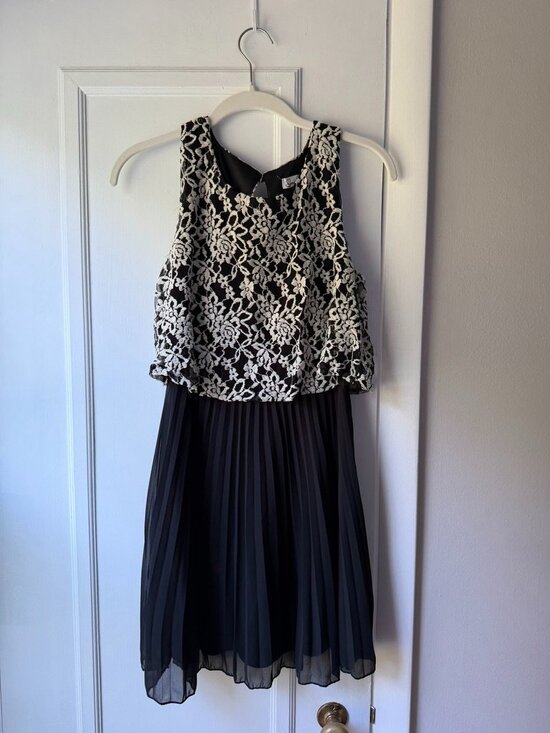 Speechless Dresses & Skirts - Speechless Black & White Lace Pleated Cocktail Mini Dress, Size Small